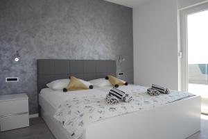 Postel nebo postele na pokoji v ubytování Luxury Apartments Beach