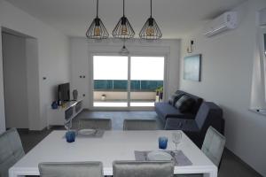 TV a/nebo společenská místnost v ubytování Luxury Apartments Beach