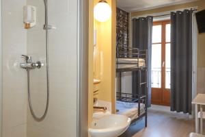 baño con lavabo y litera en Hotel Central, en Ginebra 37 fotos más