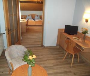Кровать или кровати в номере Hotel-Gasthof Krone-Lax