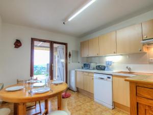 une cuisine avec une table en bois, une table et une table dans l'établissement Apartment Les Jardins d'Azur by Interhome, à Cavalaire-sur-Mer