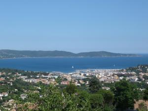 - une vue sur la ville et une étendue d'eau dans l'établissement Apartment Les Jardins d'Azur by Interhome, à Cavalaire-sur-Mer