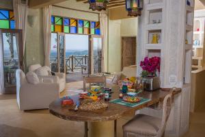 uma sala de estar com uma mesa com comida em Arcadia Cliff House em Kwale