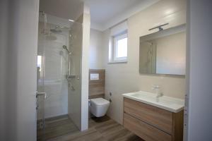 Koupelna v ubytování Luxury Apartments Beach + 44 fotografií