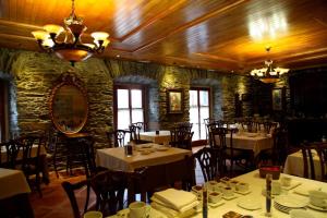 un comedor con mesas y sillas en un restaurante en La Casona de Pío, en Cudillero