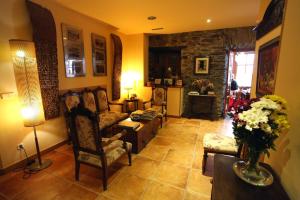 una sala de estar con un sofá y una mesa en La Casona de Pío, en Cudillero