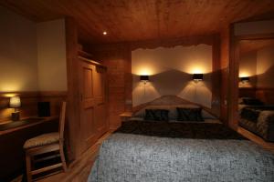 Postel nebo postele na pokoji v ubytování Logis Hotel & Spa Beau-Site
