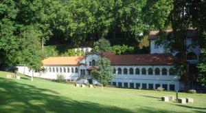 un grand bâtiment blanc avec un toit rouge dans l'établissement Alojamento Correia, à Caldelas