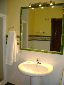 a bathroom with a sink and a mirror at Santa Cruz in Los Palacios y Villafranca