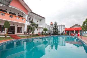 Bazén v ubytování Hotel Lurus nebo v jeho okolí