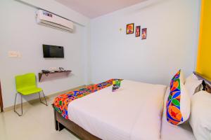 FabHotel Namaha Suites tesisinde bir odada yatak veya yataklar