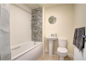 Newly built, splendid house for 5 in Manchester!