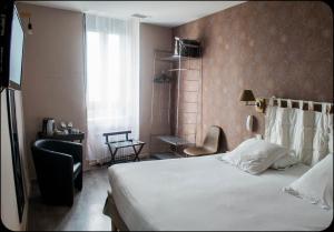 מיטה או מיטות בחדר ב-Logis Hôtel La Bastide des Oliviers