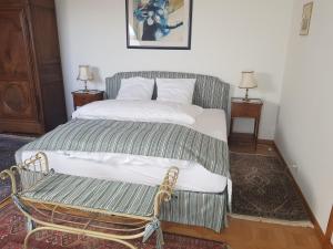 A bed or beds in a room at Le Lierre B&B