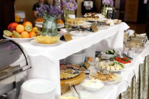 una linea a buffet con piatti di cibo e frutta di Park Hotel a Tolyatti