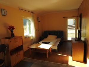Sala de estar con cama y mesa en Anastasis en Mirostowice Górne