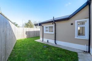 a backyard of a house with a fence at Garra Cottage in Drogheda +4 photos