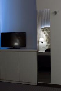 ein Wohnzimmer mit einem Flachbild-TV auf einem Schrank in der Unterkunft Hotel Miramare in Bellaria-Igea Marina