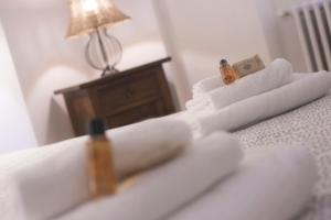 - Baño con toallas en una cama con espejo en Casa Magiuli' Navona, en Roma