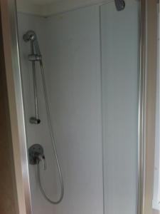 um chuveiro numa casa de banho com uma parede branca em GRAND MOBILEHOME PROCHE COMMODITE FO10 em Fréjus