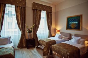 Postel nebo postele na pokoji v ubytování Hotel Julian + 37 fotografií