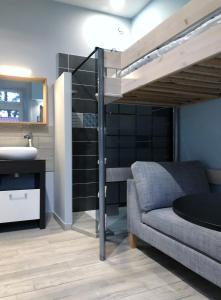 Studio Cosy avec Jardin tesisinde bir ranza yatağı veya ranza yatakları
