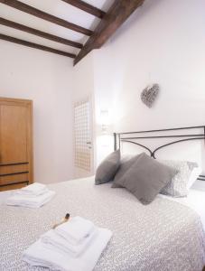 1 dormitorio con 1 cama con 2 toallas en Casa Magiuli' Navona, en Roma