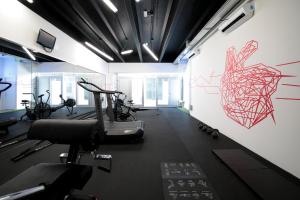 Fitness centrum a/nebo fitness zařízení v ubytování Aiden by Best Western JHD Dunant Hotel