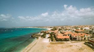 una vista aérea de una playa con casas y el océano en Good value low cost apartment second beach line, en Santa Maria