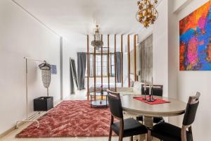 comedor con mesa y alfombra roja en Tsimiski double suites #8, en Tesalónica