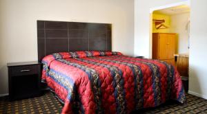 Postel nebo postele na pokoji v ubytování Andrews Motor Inn