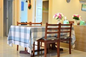 uma mesa com duas cadeiras e uma toalha de mesa azul e branca em The Collector at Bayu Puteri Mid Valley 2 mins drive em Johor Bahru