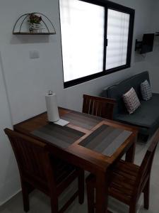a dining room table with chairs and a couch at Estudio en Cancún centro in Cancún