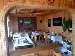 a restaurant with tables and chairs in a room at Pokoje u Heleny in Leśnica