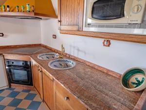 Kuchyň nebo kuchyňský kout v ubytování Holiday Home Nina Celi by Interhome