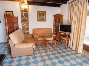 un soggiorno con 2 sedie e una TV di Holiday Home Nina Celi by Interhome a Zagrilla