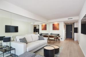 uma sala de estar com um sofá branco e uma mesa em 3P BETWEEN CROISETTE BEACHES AND ANTIBES STREET em Cannes
