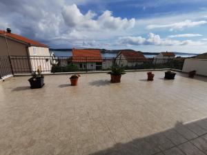 un patio con macetas y una valla en Apartments Sevo, en Trogir