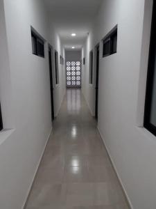 um longo corredor com paredes brancas e uma janela em Estudio en Cancún centro em Cancún
