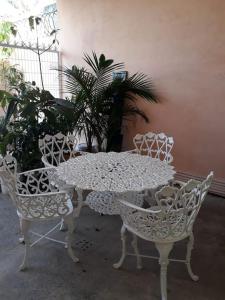 a white table and two chairs and a table and chairs at Estudio en Cancún centro in Cancún