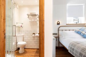 - une petite salle de bains avec un lit et des toilettes dans l'établissement Gwynfryn, à Conwy