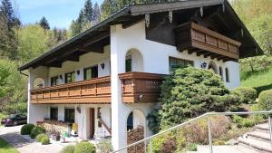 a house with a balcony on top of it at Zwischen Mozart und König Ludwig in Teisendorf