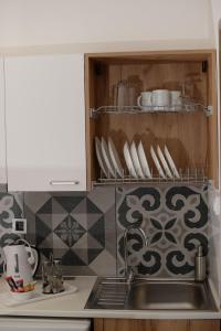 una cocina con fregadero y encimera en Centar Novi Sad-Apartman No 1 PARKING ON REQUEST, en Novi Sad