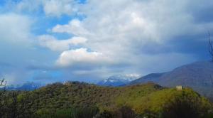 Vista generica sulle montagne o vista sulle montagne dall'interno dell'affittacamere