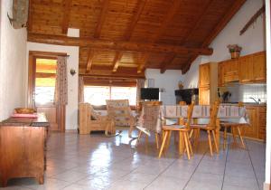 eine Küche und ein Esszimmer mit einem Tisch und Stühlen in der Unterkunft Case Gran Paradiso Rhemes Saint Georges in Rhemes-Saint-Georges