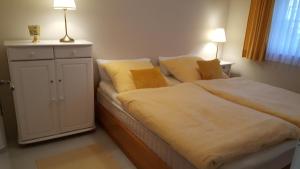 a bedroom with a large bed with two lamps on it at Achtern - Diek - am Strand in Zingst