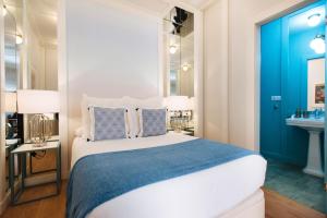 a bedroom with a large bed and a bathroom at Hommyhome Regina - Metropol in Seville