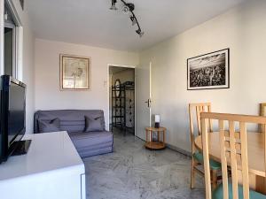 Μια τηλεόραση ή/και κέντρο ψυχαγωγίας στο Cozy Apartment sea view Air Cond