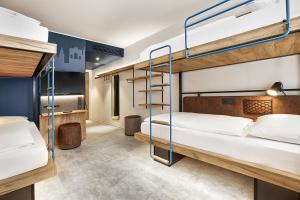 a room with bunk beds in a hostel at H2 Hotel München Olympiapark in Munich