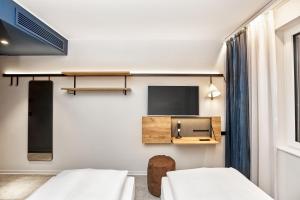 H2 Hotel München Olympiapark的电视和/或娱乐中心